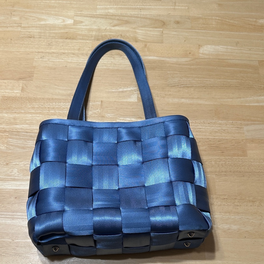 Harveys blue seat belt shoulder bag
